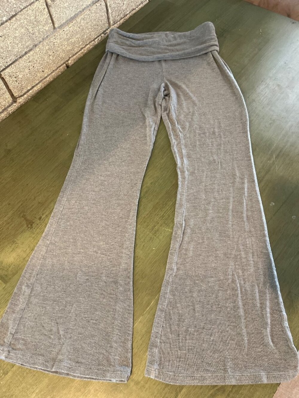 Aerie Gray Ribbed Flare Lounge Pants M Foldover Waistband Soft Stretchy